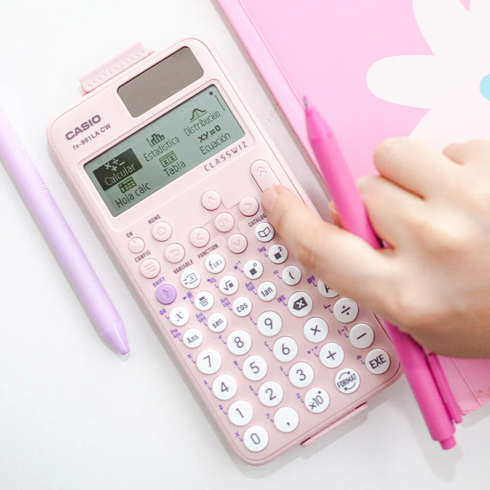 CALCULADORA CASIO ESCUELA Y UNIVERSIDAD FX-991LACW-PK-W-DT -ROSADA - Image 3